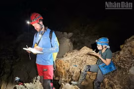 Des experts du NSS effectuent des études dans les grottes du Géoparc mondial UNESCO de Lang Son. Photo: NDEL