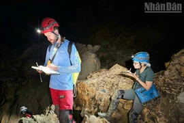 Des experts du NSS effectuent des études dans les grottes du Géoparc mondial UNESCO de Lang Son. Photo: NDEL