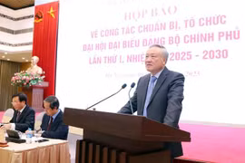 Le vice-Premier ministre permanent Nguyên Hoa Binh s’exprime lors d’une conférence de presse sur le premier congrès du Comité du Parti du gouvernement, à Hanoi, le 9 octobre. Photo : VNA