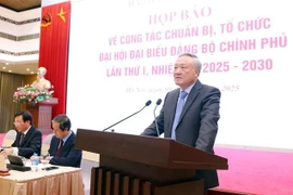 Le vice-Premier ministre permanent Nguyên Hoa Binh s’exprime lors d’une conférence de presse sur le premier congrès du Comité du Parti du gouvernement, à Hanoi, le 9 octobre. Photo : VNA