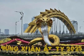 Mascotte du serpent d’or de la ville de Dà Nang (Centre)