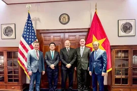 Le ministre vietnamien de l’Industrie et du Commerce, Nguyên Hông Diên (deuxième à partir de la gauche), participe à une séance de négociation avec le secrétaire américain au Commerce, Howard Lutnick, et l’ambassadeur Jamieson Greer, représentant américain au Commerce, à Washington, le 12 juin. Photo : VNA