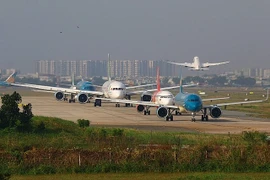 Des avions font la queue pour décoller à l'aéroport international de Tân Son Nhât, à Hô Chi Minh-Ville. Photo: vietnamfinance.vn