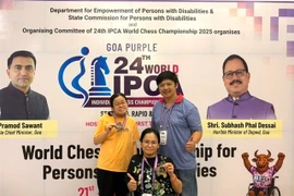  L’entraîneur Bui Quang Vu et deux représentantes vietnamiennes au Championnat du monde individuel d’échecs IPCA. Photo thethaovietnamplus.vn 