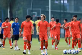 Le milieu de terrain Viktor Lê (au centre) affirme que ses coéquipiers et lui se sont bien préparés pour la finale du Championnat de l’ASEAN de football des moins de 23 ans. Photo : VFF