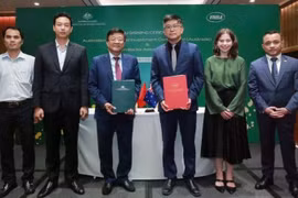 Signature de protocole d’accord entre la Commission australienne du commerce et de l'investissement et l'Association des banques vietnamiennes, le 2 juin à Hanoi. Photo : NDEL