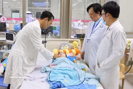 Des médecins de l’hôpital général de Tiên Giang examinent un enfant dans la province de Dông Thap, dans le delta du Mékong. Photo : VNA