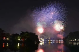 Des feux d'artifice illuminent le ciel au-dessus du lac Hoan Kiem pour célébrer l'Année du Serpent 2025. Photo: VNA