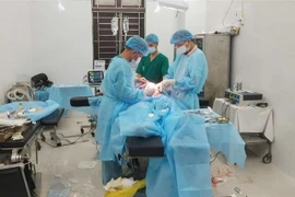 Le patient Huynh Van Du a été opéré par des médecins militaires de l'île de Sinh Tôn, dans le district insulaire de Truong Sa de la province de Khanh Hoa. Photo : VNA