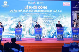 Le Premier ministre Pham Minh Chinh (centre) et les délégués donnent le coup d'envoi du projet de logements sociaux à Lào Cai. Photo : VNA