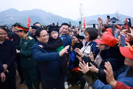 Le Premier ministre Pham Minh Chinh (deuxième à partir de la gauche) rencontre les gens du hameau de Làng Nu. Photo : VNA