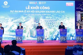 Le Premier ministre Pham Minh Chinh (centre) et les délégués donnent le coup d'envoi du projet de logements sociaux à Lào Cai. Photo : VNA