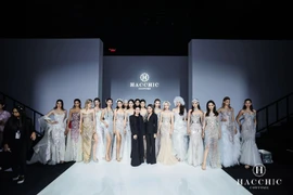 Les créatrices Trà Linh et Viêt Trinh ont lancé leurs collections à Shanghai, en Chine. Photo: baogiaothong.vn