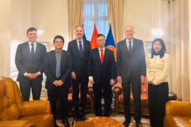 L’ambassadeur du Vietnam en France, Trinh Duc Hai (4e à partir de la gauche), et le vice-président de MEDEF International, Benoît Clocheret (3e) lors de la séance de travail, le 20 février. Photo: VNA