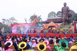 Les festivités, comprenant des spectacles culturels et des reconstitutions historiques, ont recréé l’atmosphère héroïque de cette campagne légendaire, attirant une foule nombreuse d’habitants et de visiteurs. Photo: VNA