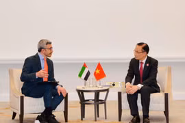 Le ministre vietnamien des Affaires étrangères, Lê Hoài Trung (à droite) avec le vice-Premier ministre et ministre des Affaires étrangères des Émirats arabes unis, Abdullah bin Zayed Al Nahyan. Photo : VNA