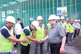 Le Premier ministre Pham Minh Chinh lors de son inspection du chantier du projet de Centre d’exposition du Vietnam (VEFAC) dans le district de Dông Anh à Hanoi, le 19 mai. Photo: VNA