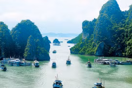 La baie de Ha Long, province de Quang Ninh (Nord), destination de choix des touristes tant vietnamiens qu’étrangers. Photo: VNA