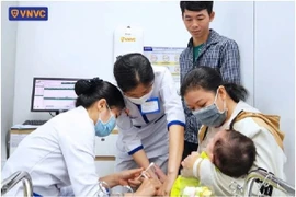 Le ministère de la Santé appele à renforcer la prévention et le contrôle de la poliomyélite suite aux avertissements de l'OMS selon lesquels le Vietnam figure parmi les pays présentant un risque élevé d'importation du poliovirus. Photo : VNVC