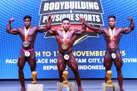 Pham Van Mach (centre) remporte le septième titre de champion du monde de sa carrière. Photo: nld.com.vn