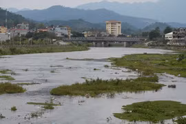 La rivière Câu passe à Bac Kan. Ses nombreuses ressources en eau sont aussi sources de risques d'inondation pendant les épisodes pluvieux, une menace qui pourrait être exacerbée par le changement climatique. Photo: nongnghiepmoitruong.vn