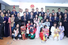 Le président Luong Cuong, son épouse et la délégation de haut rang du Vietnam posent avec le personnel de l'ambassade du Vietnam et des représentants de la communauté vietnamienne en Angola, le 7 août. Photo : VNA