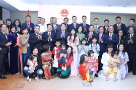 Le président Luong Cuong, son épouse et la délégation de haut rang du Vietnam posent avec le personnel de l'ambassade du Vietnam et des représentants de la communauté vietnamienne en Angola, le 7 août. Photo : VNA