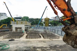 Les travaux du premier barrage régulateur sur la rivière Tô Lich en cours d’achèvement. Photo : laodong.vn
