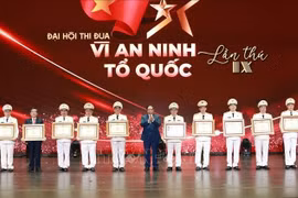 Le Premier ministre Pham Minh Chinh décerne le titre de Héros des Forces armées populaires et l'Ordre de défense de la Patrie de première classe aux collectifs et aux individus ayant accompli des exploits exceptionnels. Photo : VNA