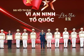 Le Premier ministre Pham Minh Chinh décerne le titre de Héros des Forces armées populaires et l'Ordre de défense de la Patrie de première classe aux collectifs et aux individus ayant accompli des exploits exceptionnels. Photo : VNA