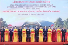 Le secrétaire général du Parti, Tô Lâm, le Premier ministre Pham Minh Chinh et des délégués ont assisté à la cérémonie d’inauguration de 250 projets et ouvrages dans 34 villes et provinces du pays. Photo : VNA