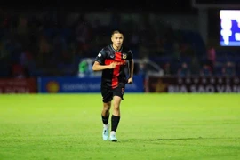 Le footballeur Chung Nguyen Do porte le maillot du club de Ninh Binh. Photo : NDEL