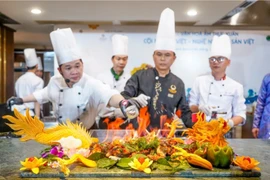 Dans les temps à venir, Da Nang se concentrera sur l’amélioration de la qualité de ses services et la diversification de ses produits touristiques, tout en accordant une grande priorité au développement de la cuisine locale dans le but de faire des produits et services culinaires un produit touristique unique et de haute qualité. Photo : VOV