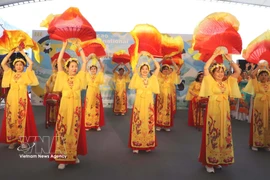 La délégation vietnamienne ouvre la marche du Défilé international de Macao 2026. Photo: VNA