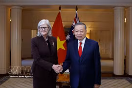 Le secrétaire général du Parti communiste du Vietnam et président de la République, Tô Lâm, et la gouverneure générale d'Australie Sam Mostyn, lors de la cérémonie d'accueil, à Canberra, 11 août 2026, à Canberra. Photo : VNA