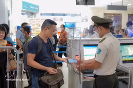 Passagers utilisant VNeID au point de contrôle des pièces d'identité. Photo: VNA