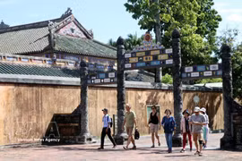 Touristes australiens visitant l’ancienne cité impériale de Huê. Photo : VNA
