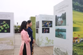 Visiteuses à l’exposition « Patrimoine culturel vietnamien : de la tradition à la modernité », à Hô Chi Minh-Ville. Photo : VNA