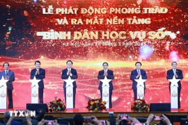 Le Premier ministre Pham Minh Chinh (4e à partir de la gauche) donne le coup d’envoi du mouvement «Alphabétisation numérique pour tous». Photo : VNA