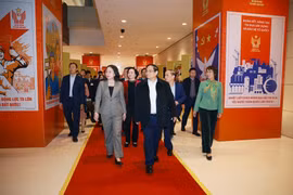 Le Premier ministre Pham Minh Chinh inspecte l’espace d’exposition photographique présentant le mouvement d'émulation patriotique à travers différentes périodes, organisée par l'Agence vietnamienne d’information. Photo : VNA