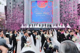 Mariage collectif de 80 couples, l’un des temps forts de la Fête du Bonheur du Vietnam - Vietnam Happy Fest 2025, à Hanoi. Le déséquilibre démographique se chiffre à 1,3 million de femmes manquantes au Vietnam d’ici 2049. Photo : CTV