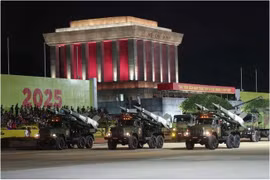 Unité de véhicules militaires sur la place de Ba Dinh. Photo: VNA