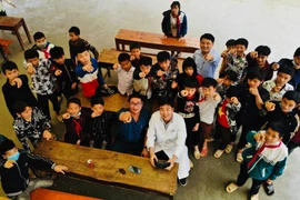 Le docteur Dô Doan Bach en visite médicale auprès de communautés de minorités ethniques dans des régions reculées. Photo : gracieuseté de Dô Doan Bach