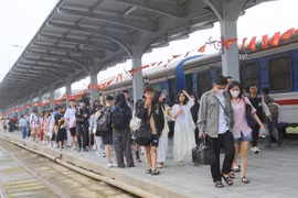 Passagers à la gare de Hai Phong, dans le Nord. Photo : VNA