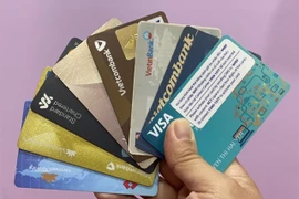 Depuis le 1er juillet, toutes les transactions nationales par carte à bande magnétique, y compris la bande des cartes à puce hybrides, sont désactivées. Photo : baotintuc.vn