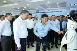 Le secrétaire général du Parti, Tô Lâm (à gauche, 1er plan), inspecte le fonctionnement du Centre des services administratifs publics de Hanoi. Photo : VNA