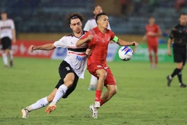 Le capitaine Nguyên Van Quyêt, des Stars vietnamiennes (à droite), a inscrit un doublé pour permettre à son équipe de s’imposer 3-2 contre les Manchester Reds lors d’un match amical, à Hanoi, le 30 juin. Photo laodong.vn