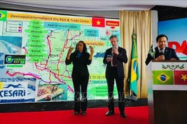 L’ambassadeur Bui Van Nghi et le maire Zé Pequeno lors de la réunion de travail à Davinópolis. Photo : ambassade du Vietnam au Brésil