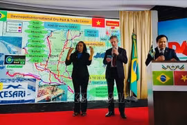 L’ambassadeur Bui Van Nghi et le maire Zé Pequeno lors de la réunion de travail à Davinópolis. Photo : ambassade du Vietnam au Brésil
