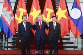 De gauche à droite, le président du Parti du peuple cambodgien et président du Sénat du Cambodge, Samdech Techo Hun Sen; le secrétaire général du Parti communiste du Vietnam, Tô Lâm; et le secrétaire général du Parti populaire révolutionnaire lao et président lao Thongloun Sisoulith. Photo: VNA